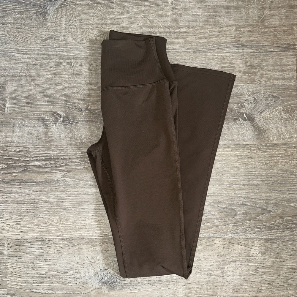 ALO Yoga Espresso 7/8 Bootcut Leggings in XS